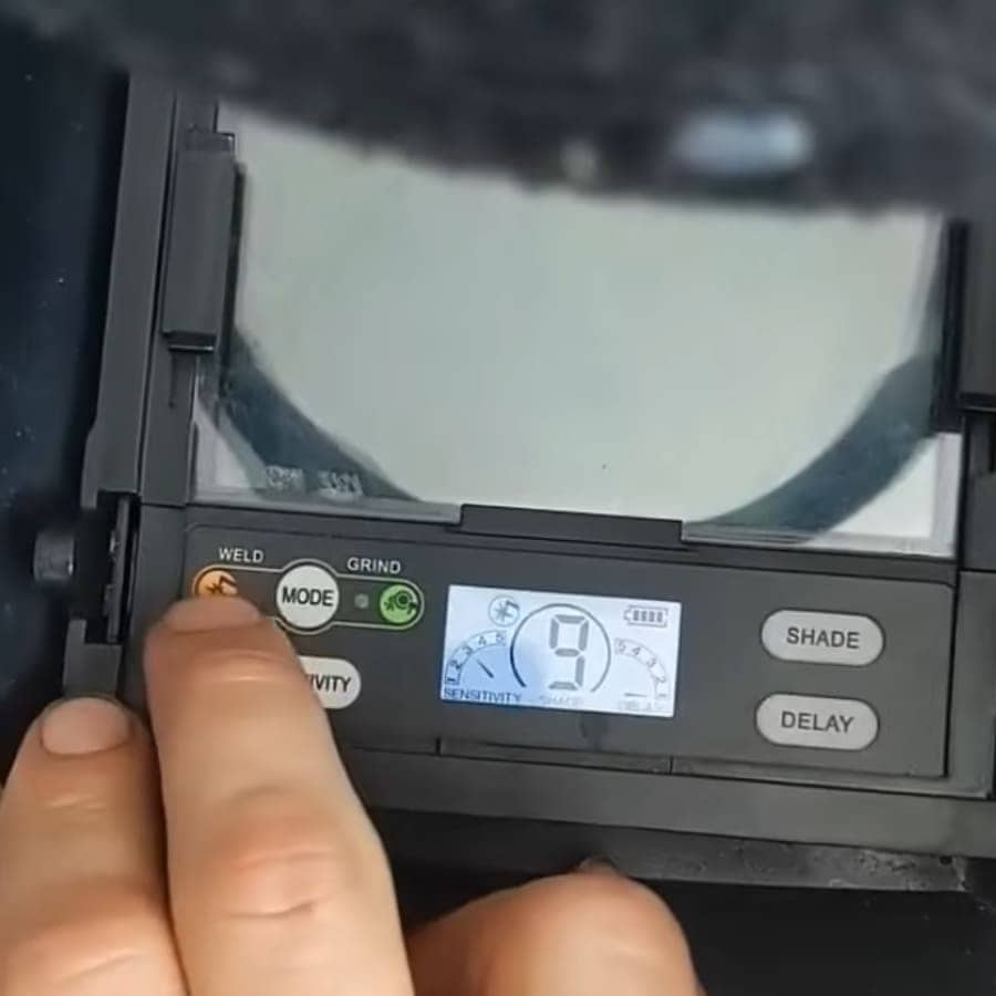 Adjusting settings in Jackson Safety welding helmet